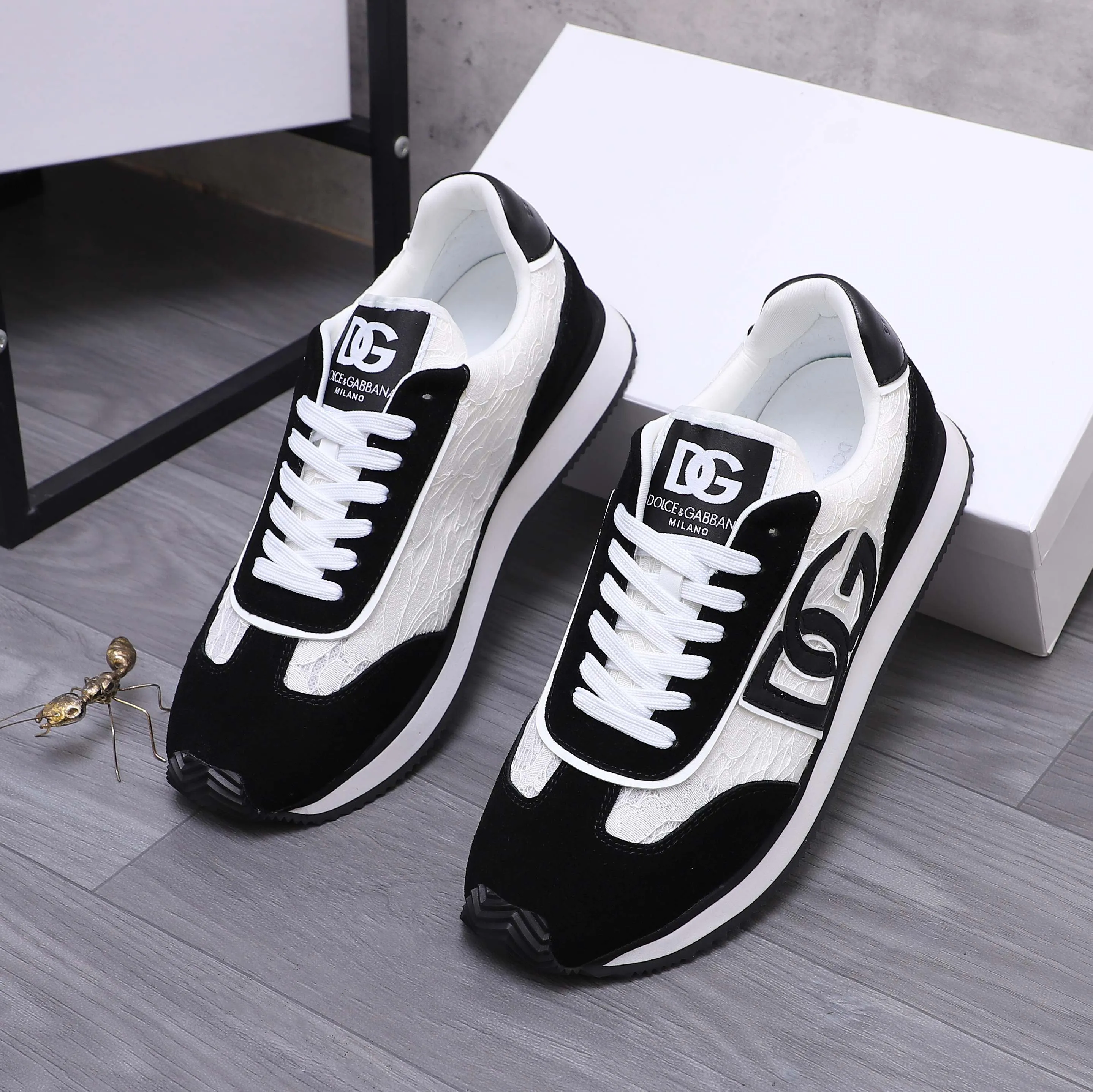 Men's shoes 💰460 Product trademark: DG (Dolce & Gabbana) casual shoes for couples. Regular size: 35-46 (45.46 is custom-made and non-refundable) Product materials: Selected frosted cowhide stitching breathable woven upper, mesh lining, cowhide insole, original outsole
